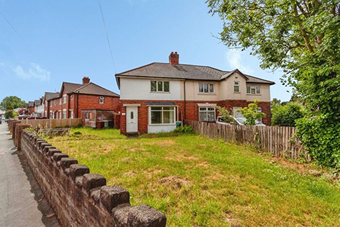 3 Bedroom Semi-Detached House For Sale In Holford Avenue, Walsall, WS2