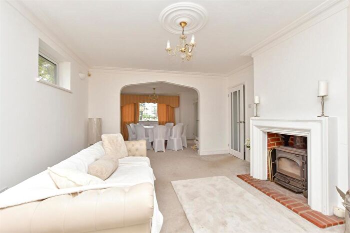 3 Bedroom Chalet For Sale In Chestnut Wood Lane, Borden, Sittingbourne, Kent, ME9