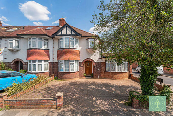 3 Bedroom End Of Terrace House For Sale In Rowantree Road, Winchmore Hill, London, N21