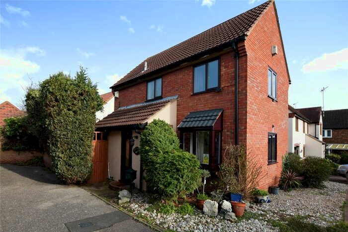 4 Bedroom Link Detached House For Sale In Troubridge Close, South Woodham Ferrers, Chelmsford, Essex, CM3