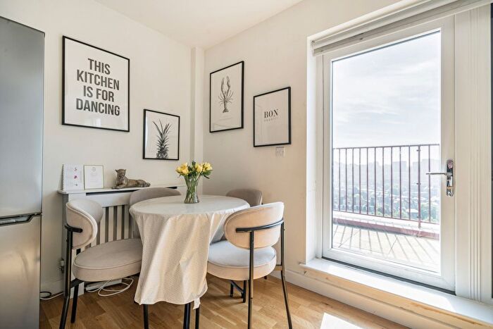 2 Bedroom Flat To Rent In Greenwich High Road, London, SE10