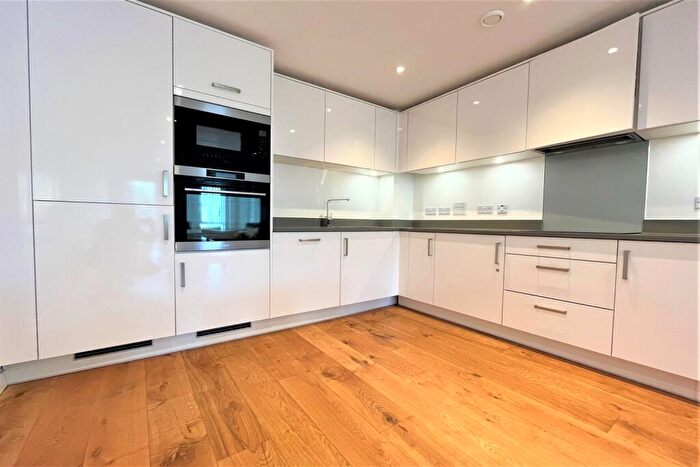 2 Bedroom Apartment To Rent In Rope Court, E14