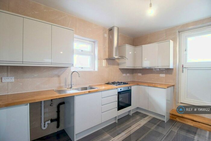 3 Bedroom Maisonette To Rent In Central Park Road, London, E6
