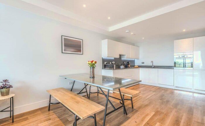 2 Bedroom Flat To Rent In Knaresborough Drive, Earlsfield, London, SW18