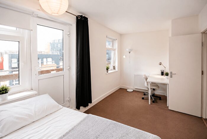 3 Bedroom Maisonette To Rent In Cambridge Heath Road, E1