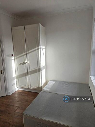Studio To Rent In Bowes Road, London, N13