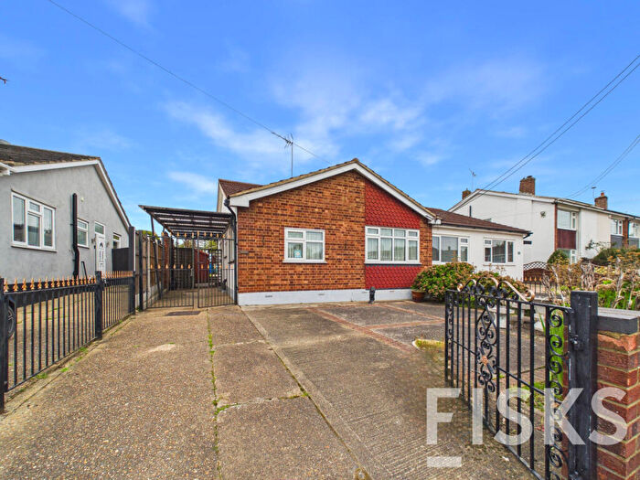 2 Bedroom Bungalow For Sale In Wincoat Drive, Benfleet, SS7