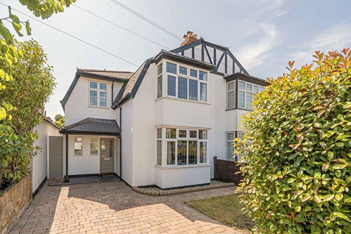 4 Bedroom Property For Sale In Broad Lane, Hampton, TW12