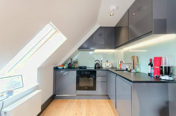 1 Bedroom Flat To Rent In High Street, Hampton, TW12