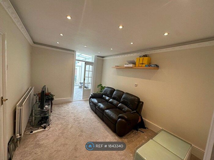 2 Bedroom Flat To Rent In Leslie Park Road, Croydon, CR0
