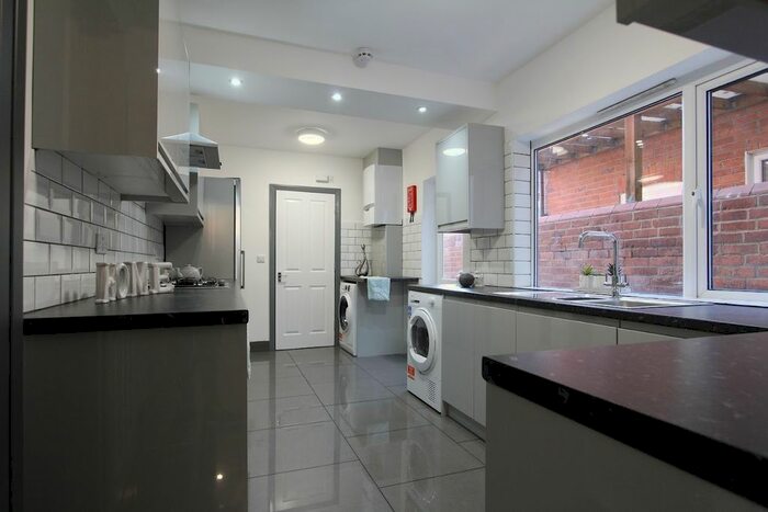 6 Bedroom Terraced House To Rent In Grange Avenue, Reading, RG6