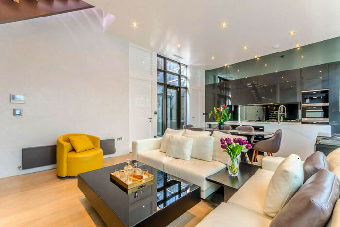 3 Bedroom Town House To Rent In Halliford Street, London, N1