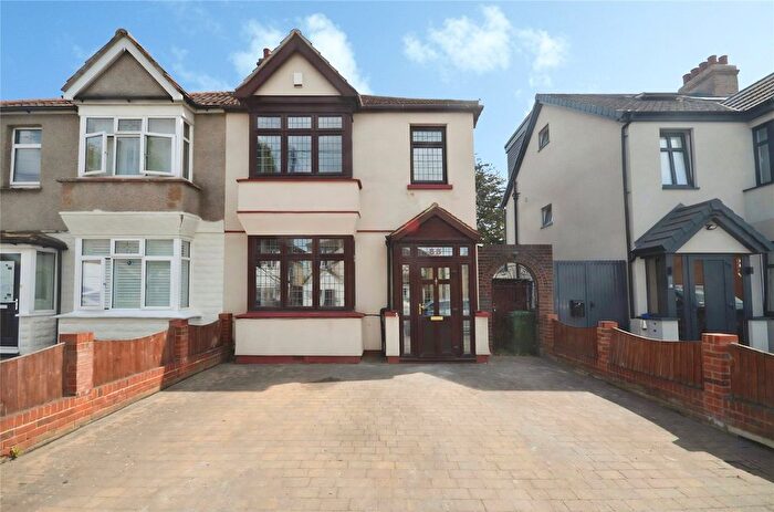 3 Bedroom End Of Terrace House To Rent In Grenfell Avenue, Hornchurch, Essex, RM12
