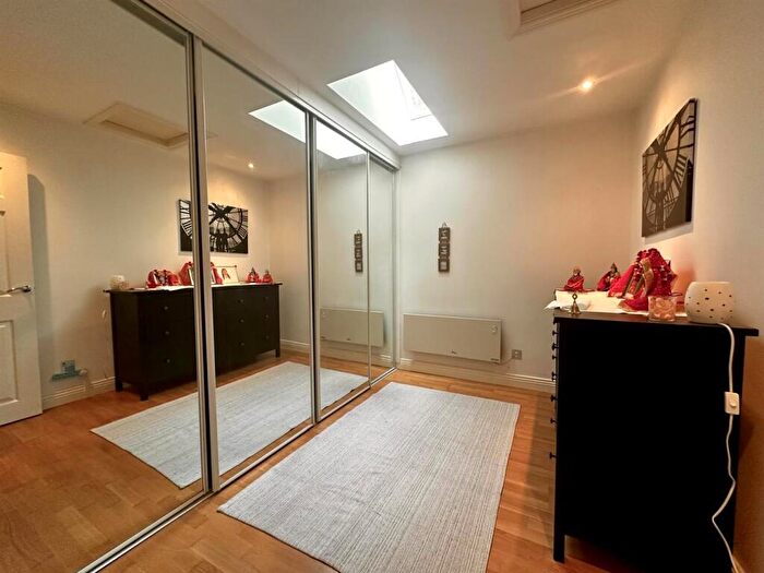 2 Bedroom Apartment To Rent In Greystones Court, Roundhay, LS8