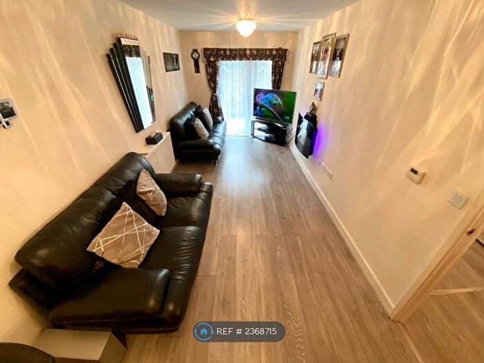 2 Bedroom Flat To Rent In Bole Court, Enfield, EN2