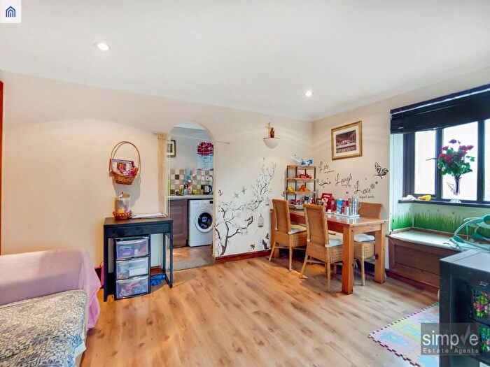 1 Bedroom Flat To Rent In Gade Close, Hayes, Middlesex, UB3