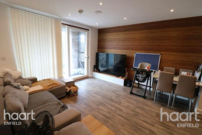 1 Bedroom Apartment To Rent In Woodall Road, Enfield, EN3