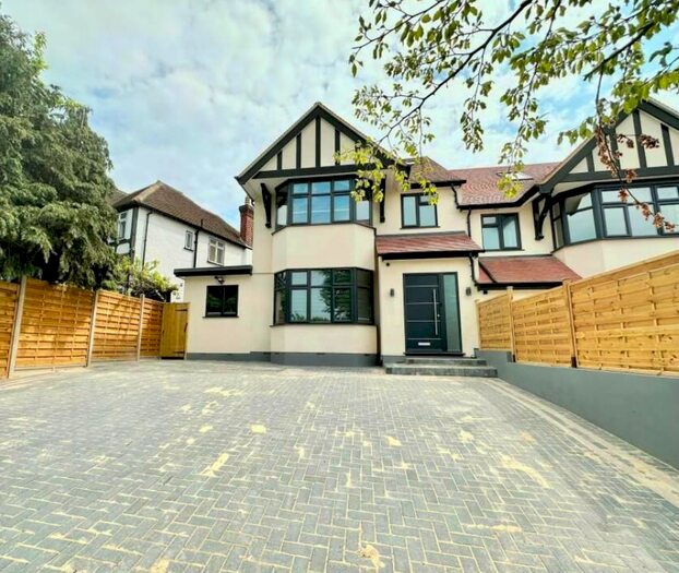 6 Bedroom Semi-Detached House To Rent In Westside, Hendon, NW4
