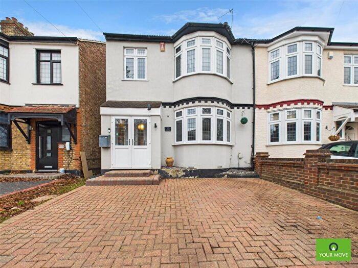 4 Bedroom End Of Terrace House For Sale In Lyndhurst Drive, Hornchurch, RM11