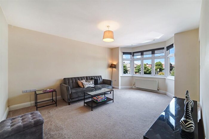 2 Bedroom Flat To Rent In Meadway, Raynes Park, SW20