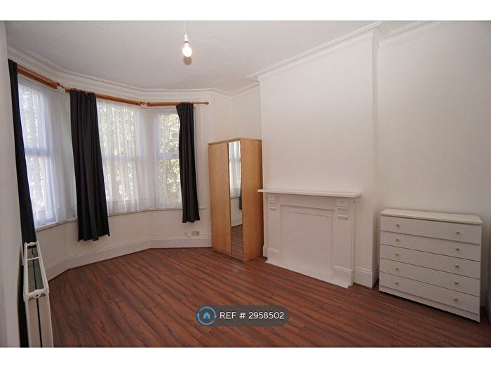 3 Bedroom Flat To Rent In Meads Road, London, N22