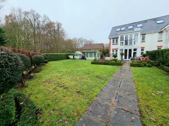 4 Bedroom Terraced House To Rent In Lakeside Drive, GU24