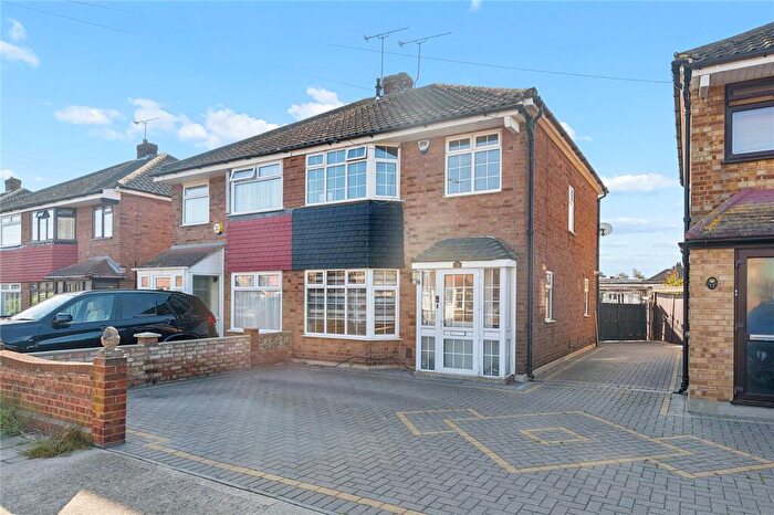 3 Bedroom Semi-Detached House For Sale In Deri Avenue, Rainham, RM13