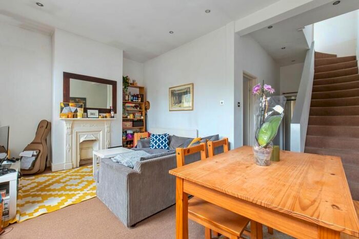 2 Bedroom Flat To Rent In Thorparch Road, London, SW8