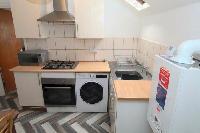 2 Bedroom Flat To Rent In Gordon Road, Cardiff, CF24