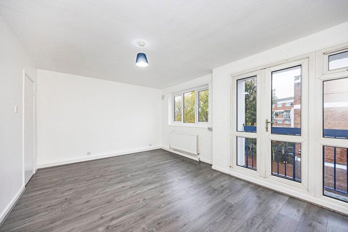 3 Bedroom Flat For Sale In Daubeney Road, London, Clapton, Hackney, E5 - Photo 2