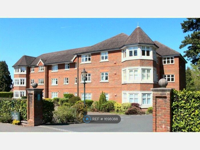2 Bedroom Flat To Rent In St. Johns Hill Road, Woking, GU21
