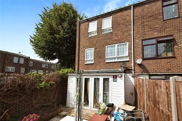 4 Bedroom End Terrace House For Sale In St. Edmunds Close, Erith, DA18