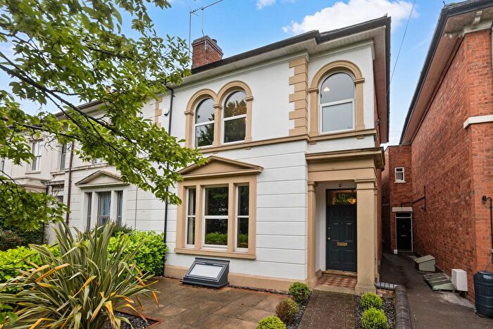 3 Bedroom Semi-Detached House For Sale In Droitwich Road, Worcester., WR3