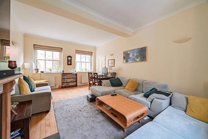 2 Bedroom Property For Sale In Hardwicke Mews, Islington, London, WC1X