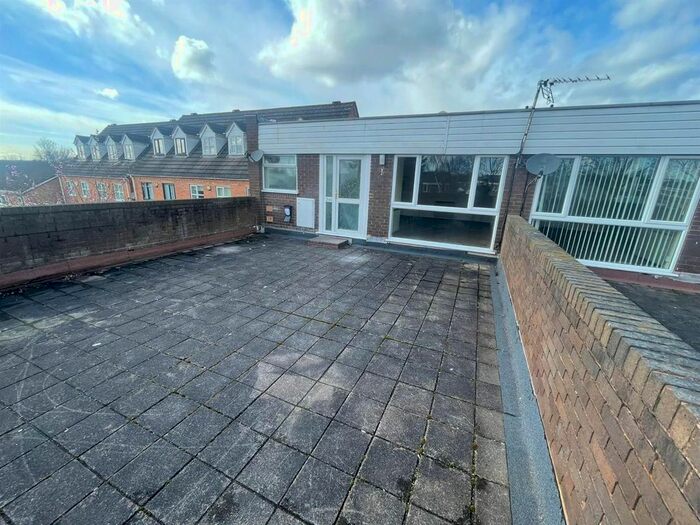2 Bedroom Flat To Rent In Stroud Avenue, Willenhall, WV12