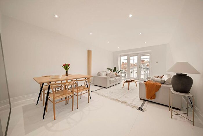 2 Bedroom Flat For Sale In Chiltern Street, Marylebone, W1U