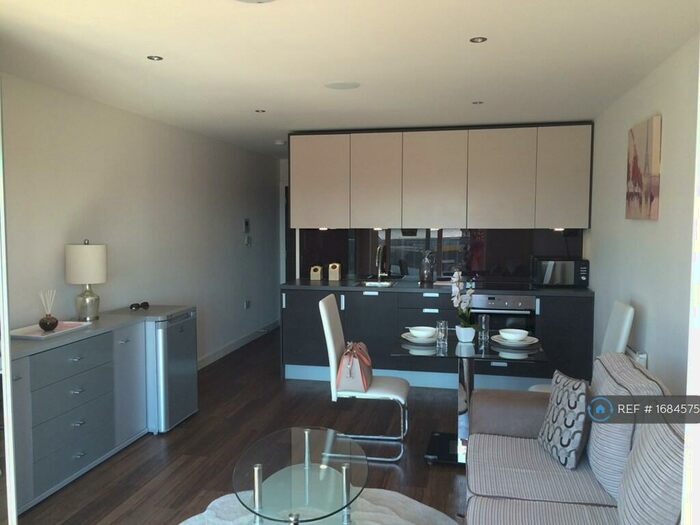 Studio To Rent In East Drive, London, NW9