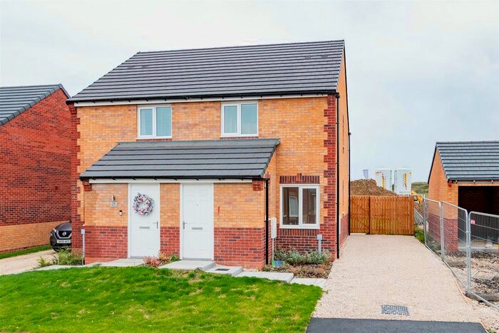 2 Bedroom Semi Detached House To Rent In Alexandra Close, Grimsby, DN31