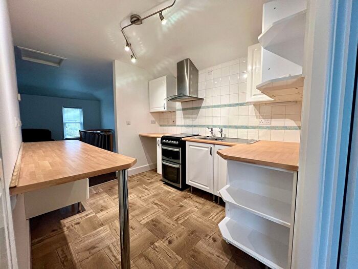 2 Bedroom Flat To Rent In Warbro Road, Torquay, TQ1