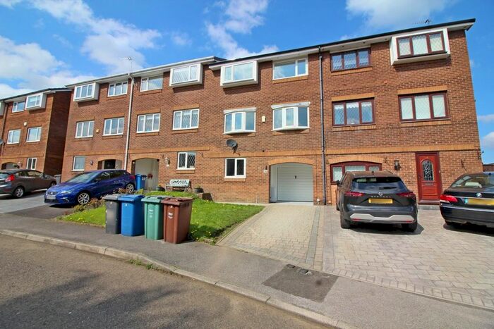 4 Bedroom Town House To Rent In Warwick Close, Bury, BL8