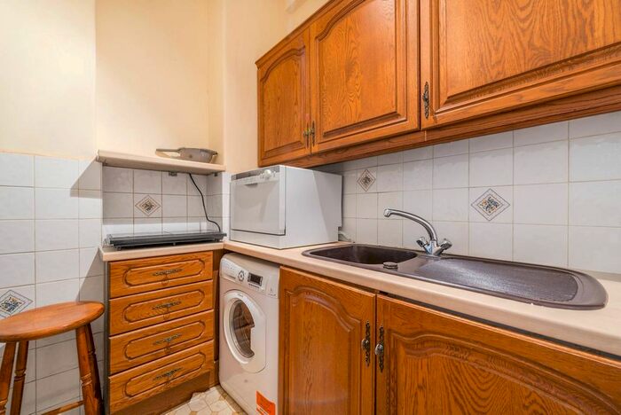3 Bedroom Flat To Rent In Queensway, Queensway, London, W2