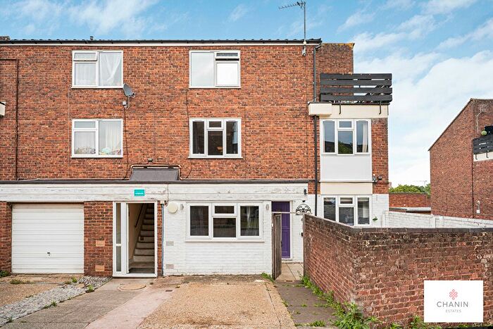 4 Bedroom Semi-detached House For Sale In Long Banks, Harlow, CM18