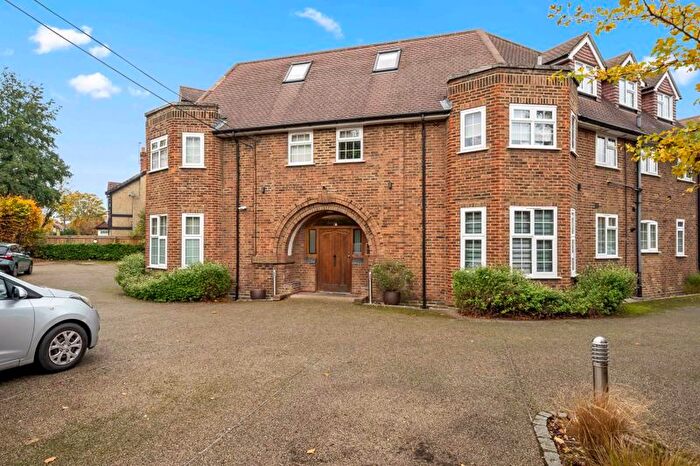 2 Bedroom Flat For Sale In Montagu Gardens, Wallington, SM6