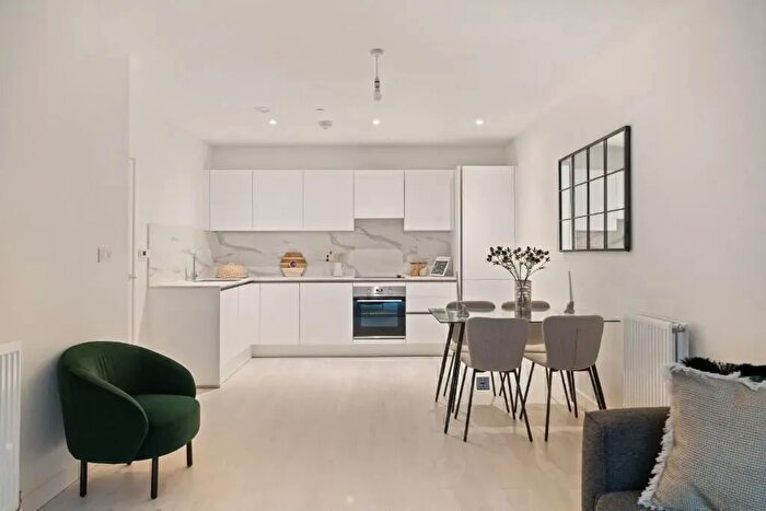 2 Bedroom Flat To Rent In Gl, Hayes, UB3