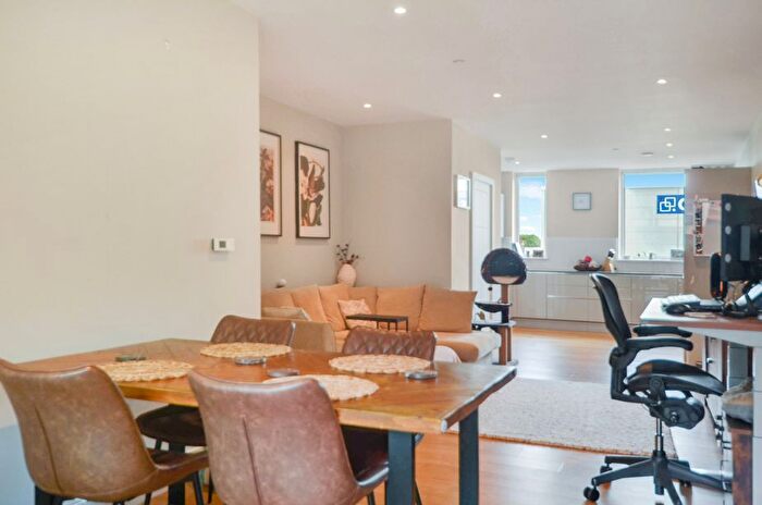 2 Bedroom Flat For Sale In Summerstown, London, SW17