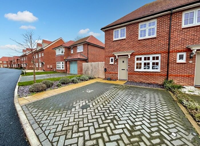 3 Bedroom Semi Detached House For Sale In Armstrong Road, Luton, LU2