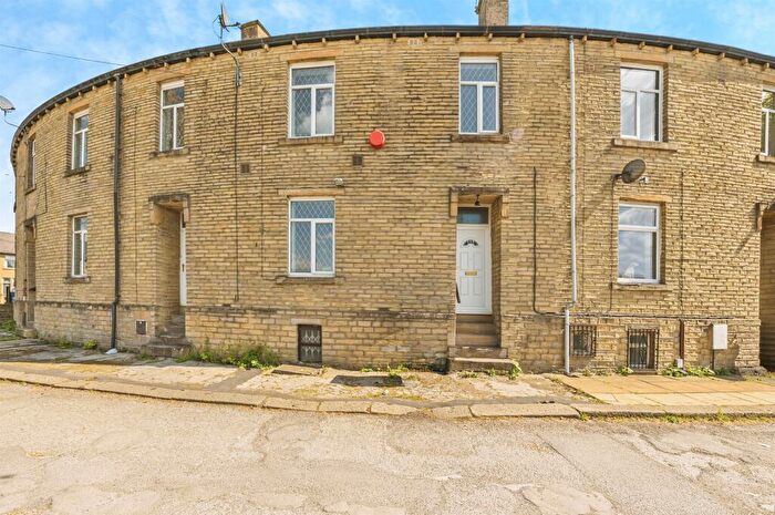 3 Bedroom Terraced House For Sale In Beacon Street, Birkby, Huddersfield, HD2