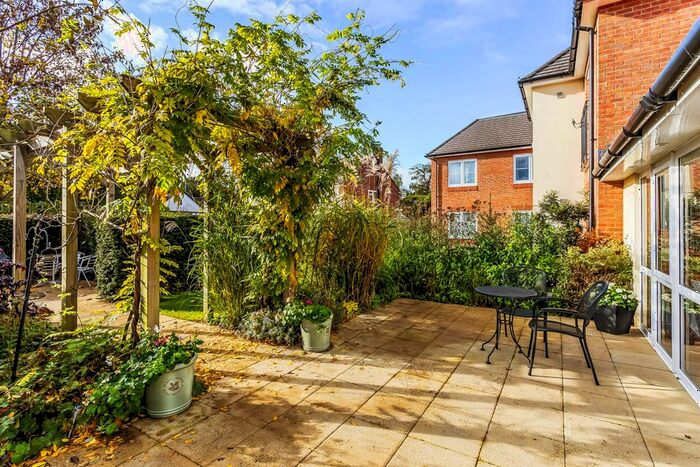 1 Bedroom Flat For Sale In Kingston Avenue, Leatherhead, Surrey, KT22
