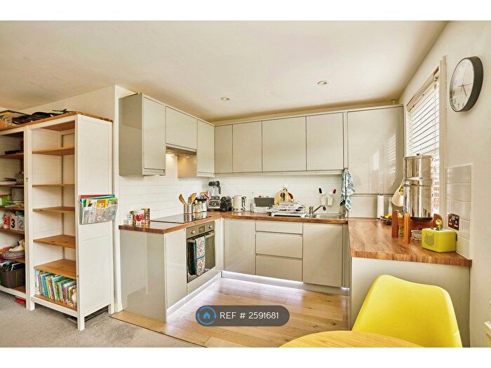 1 Bedroom Flat To Rent In Mayfield Road, London, W12