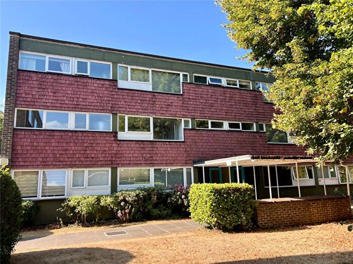 2 Bedroom Apartment For Sale In Boxgrove Avenue, Guildford, Surrey, GU1